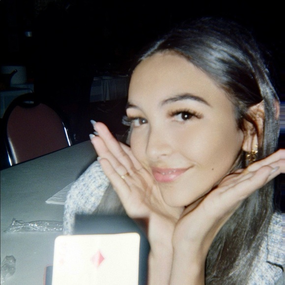 Meet your Posher, Emili - Picture 1 of 1